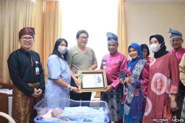 Pj Wali Kota Pekanbaru, Muflihun bersama istri Raja Rilla Muflihun serta jajaran, anjangsana ke RS Eka Hospital Pekanbaru, bertepatan hari ulang tahun pekanbaru ke-239, Jumat. (humas)