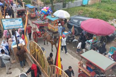 Arak-arakan bendi dan permainan tradisi lainnya, meriahkan kegiatan Alek Nagari pawai Khatam Al Quran ke-27 di Masjid Baiturrahman, kampung Banto Darano, Kelurahan Campago Guguk Bulek, Ahad. (hamriadi)