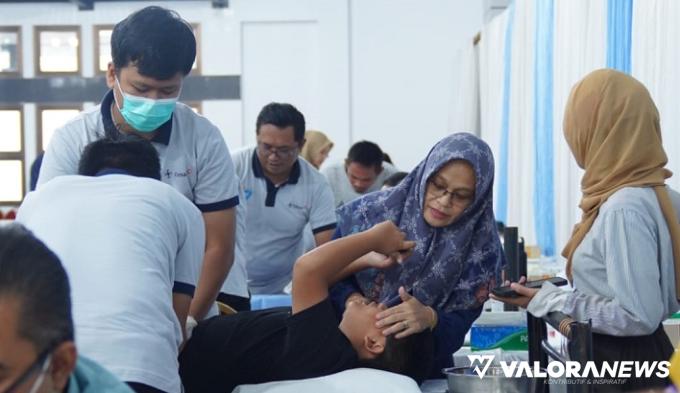 Salah seorang orang tua, tampak berusaha menenangkan anaknya yang menjalani proses sunat di kegiatan khitan massal yang digelar PT Timah Tbk di Kota Pangkalpinang, Sabtu pagi. (humas)