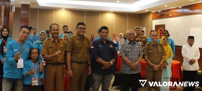 Sekda Agam, Edy Busti bersama Kepala Disparpora, Syatria foto bersama dengan pemateri dan peserta Pelatihan Pemasaran Digital di Lubukbasung, Rabu. (humas)