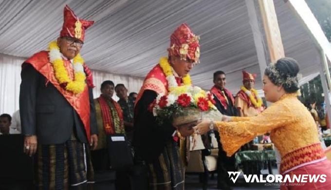 Gubernur Sumut, Edy Rahmayadi menerima buah dan sayur dari peserta pawai Festival Buah dan Bunga Tanah Karo 2023 di Berastagi, Kabupaten Karo, Sumut, Jumat. (humas)