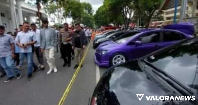 Wako Bukittinggi, Erman Safar berkeliling melihat mobil hyundai yang telah dimodifikasi di ajang Bang Wako Auto Contest 2023, Ahad. (hamriadi)