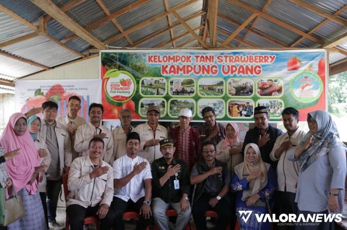 Direktur Buah dan Florikultura (Buflo) Dirjen Hortikultura Kementerian Pertanian RI, Liferdi Lukman, foto bersama dengan pegiatan petani organik usai berkunjung ke Jorong Kubu Nagari Padang Laweh, Jumat. (humas)