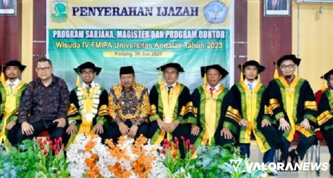 Bupati Agam, Andri Warman foto bersama pimpinan FMIPA Unand, usai menghadiri wisuda salah seorang anak asuhnya di Jurusan Kimia Murni, Sabtu. (humas)