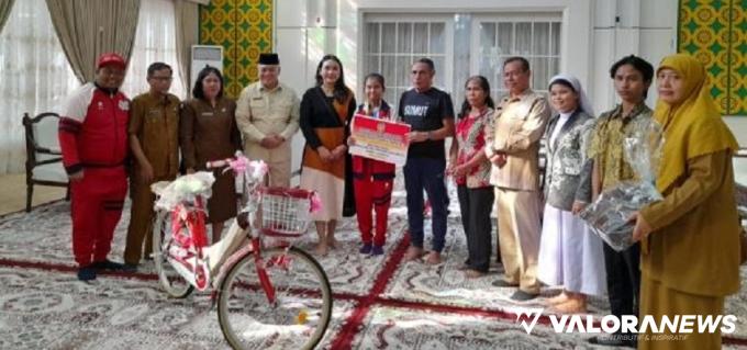 Gubernur Sumut, Edy Rahmayadi serahkan apresiasi pada atlet Cabang Olahraga Senam Ritmik di ajang Special Olympic World Summer Games 2023 di Berlin, Jerman, di Rumah Dinas Gubernur Sumut, Jalan Jenderal Sudirman No 41 Medan, Senin. (humas)