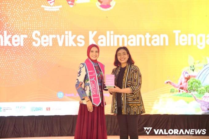 Direktur Medis &amp; Hubungan Kelembagaan Bio Farma, Sri Harsi Teteki usai penyematan Duta Kanker Servik pada Yulistra Ivo di GPU Tambun, Palangka Raya, Kalimantan Tengah, Jumat. (humas)