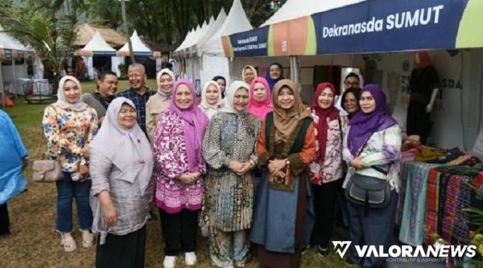 Ketua Dekranasda Sumut, Nawal Lubis bersama Ketua Dekranasda Nusa NTB, Niken Widyawati Saptarini, didampingi Ketua Dharmawanita Persatuan (DWP) Sumut, Dian Arief Trinugroho dan rombongan, di ajang LIMOFF yang digelar di Senggigi, Lombok, Nusa Tenggara Bar