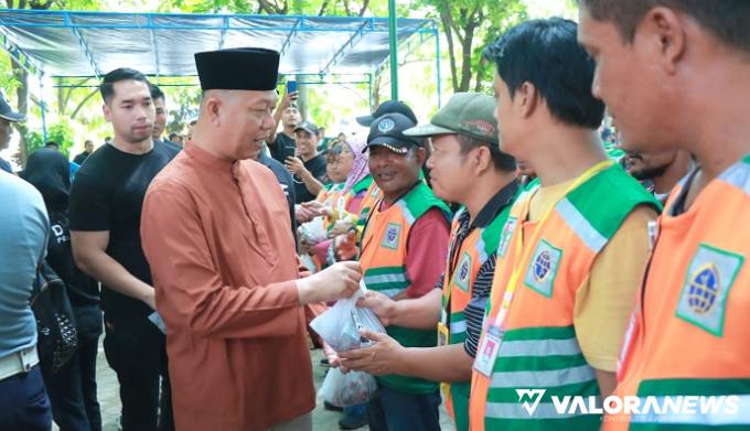 Sekretaris Daerah (Sekda) Pekanbaru, Indra Pomi Nasution memberikan paket daging hewan kurban Idul Adha 1444 H/2023 pada Jukir di Kota Pekanbaru, Ahad. (humas)