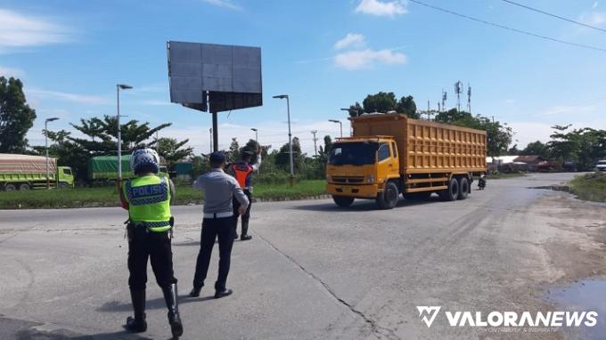 Dishub Kota Pekanbaru bersama Satlantas, masih melakukan pengawasan truk tonase besar yang melintas di jalan dalam kota. (humas)