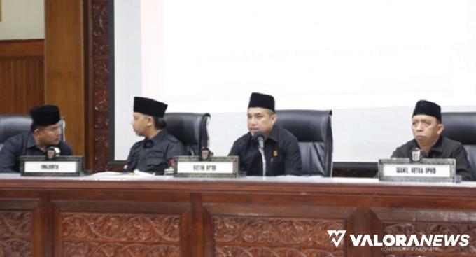 Ketua DPRD Bukittinggi, Benny Yusrial didampingi Wakil Ketua DPRD, Nur Hasra dan Rusdi Nurman bersama Wako Bukittinggi, Erman Safar pada sidang paripurna dengan tiga agenda, Kamis.