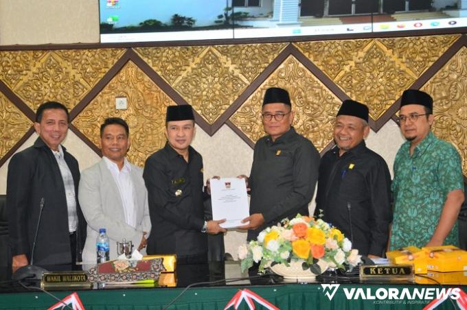 Ketua DPRD Padang, Syafrial Kani didampingi wakil ketua Arnedi Yarman dan Ilham Maulana serahkan persetujuan Perda PPA Tahun 2022 pada Wawako Padang, Ekos Albar pada rapat paripurna pengesahan Ranperda PPA Tahun 2022, Jumat malam.