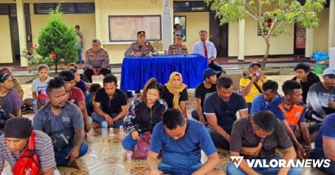 Kapolres Rokan Hilir, AKBP Andrian Pramudianto memberikan keterangan pers terkait penangkapan 2 pelaku TPPO beserta 51 orang pekerja migran Indonesia, dalam pers rilisnya, Ahad. (humas)