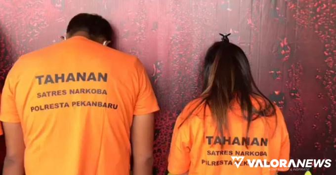Dua pengedar narkoba jenis Sabu, Re dan In yang ditangkap Satresnarkoba Polresta Pekanbaru. Keduanya ditangkap jelang prosesi tunangan. (humas)