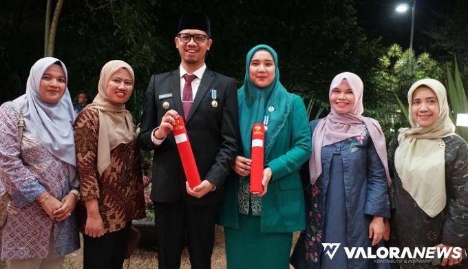 Wako Bukittinggi, Erman Safar bersama Fiona Agyta (ketua TPKK) dan jajaran, foto bersama usai menerima penghargaan Bangga Kencana dari BKKBN di Palembang, Selasa. (humas)