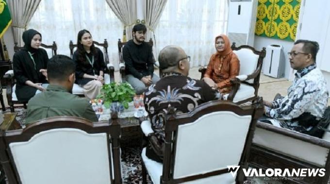 Ketua TP-PKK Sumatera Utara, Nawal Lubis beserta jajaran, terima audiensi Assistant Manager Business Development at Grab area Sumut, Tengku Muhammad Saddam beserta staf, di rumah dinas gubernur, di Medan, Kamis. (humas)