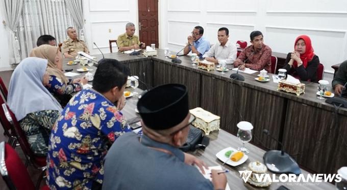 Gubernur Riau, Syamsuar didampingi Kepala Dinas Pendidikan (Disdik) Riau, Kamsol usai audiensi di kediaman resmi gubernur, Senin. (humas)