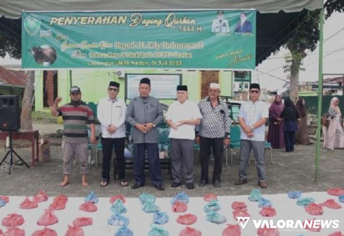 Rektor Univa Medan, M Jamil bersama Kepala Biro Kesejahteraan Rakyat (Kesra) Setdaprov Sumut, Muhammad Rahmadani Lubis dan jajaran bersama sapi kurban gubernur yang telah dikantongi dengan kresek, di Universitas Al Wasliyah (Univa), Jalan Sisingamangaraja