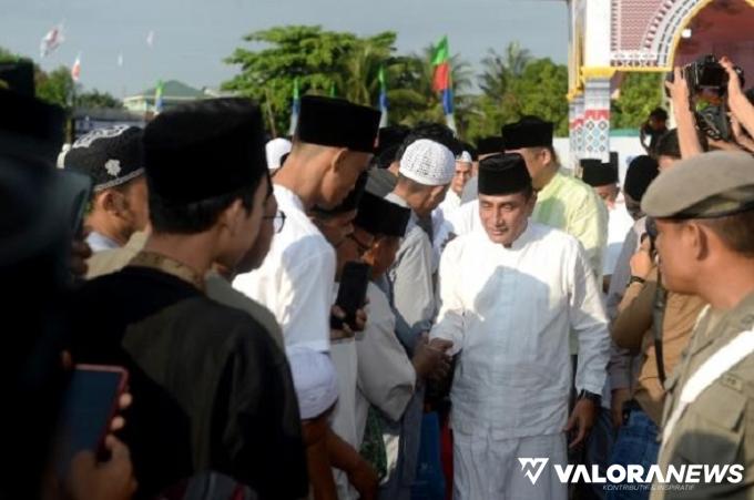 Gubernur Sumut, Edy Rahmayadi menyapa warga yang hadir dalam pelaksanaan Shalat Idul Adha dan menerima permintaan masyarakat untuk berswafoto di Lapangan Sepak Bola Mabar, Jalan Mangaan, Medan Deli, Kamis. (humas)