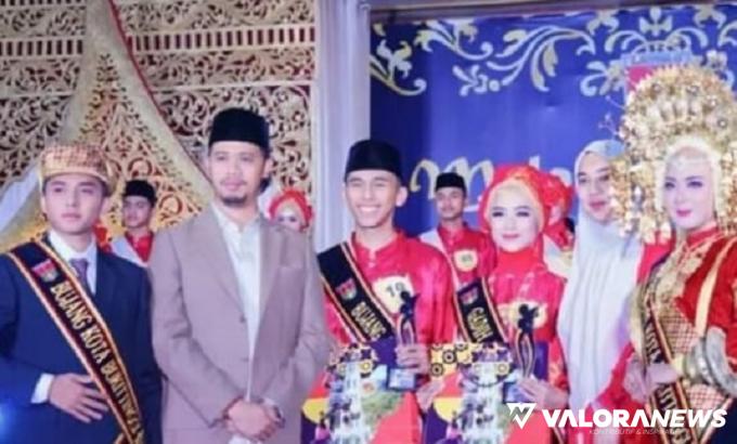 Wako Bukittinggi, Erman Safar bersama Harist Surya Pratama yang terpilih jadi Bujang Bukittinggi 2023 dan Nurul Amanda (Gadih Bukittinggi 2023) di ajang malam anugerah duta wisata tahun 2023 di Balai Sidang Hatta, Sabtu (8/7/2023) malam. (hamriadi)