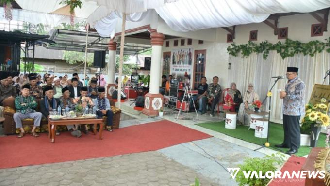 Bupati Agam, Andri Warman memberikan sambutan saat menghadiri Hari Ulang Tahun (HUT) ke-1 Homestay Jiwa Malapeh, di Bonjo Panampuang, Kecamatan IV Angkek, Ahad. (humas)