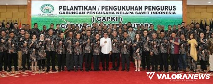 Gubernur Sumatera Utara, Edy Rahmayadi bersama Ketua Umum GAPKI, Eddy Martono, Ketua GAPKI Sumut, Timbas Prasad Ginting dan pengurus lainnya, foto bersama usai pelantikan di Aula Tengku Rizal Nurdin, Jalan Jenderal Sudirman No 41 Medan, Rabu. (humas)