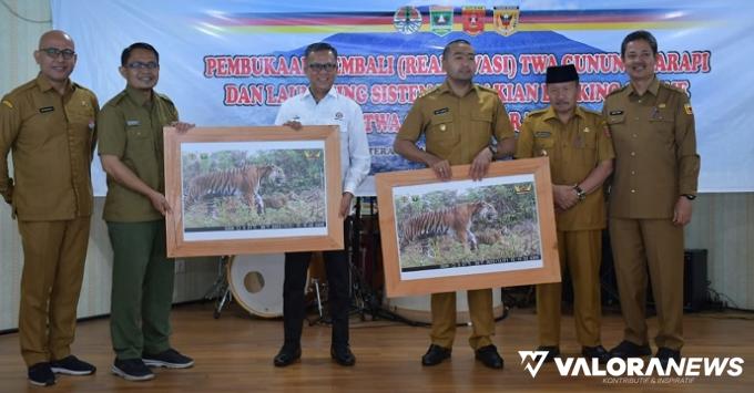 Wagub Sumbar, Audy Joinaldy bersama Andri Warman (Bupati Agam), Ardi Andono (Kepala BKSDA Sumbar) dan jajaran, saat reaktivasi TWA Gunung Marapi dan peluncuran booking online pendakian, di Padang, Senin. (humas)