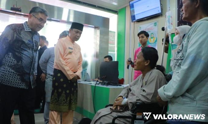 Pj Wako Pekanbaru, Muflihun berdialog dengan warga yang tengah berobat di Rumah Sakit Daerah Madani, usai meluncurkan Progam Jaminan Kesehatan Pekanbaru Bertuah (JKPB) di Pekanbaru, Jumat. (humas)