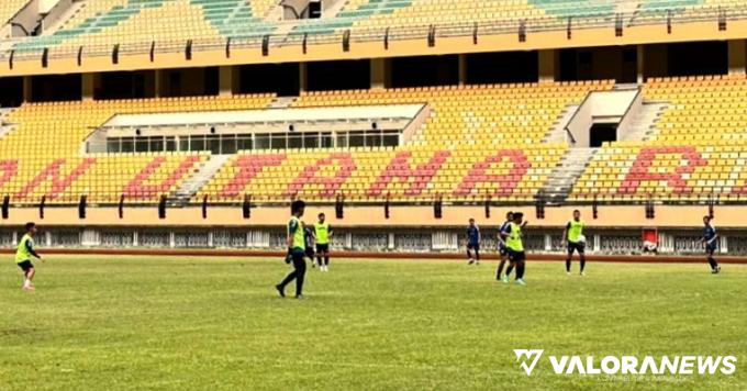 Skuad PSPS Riau jalani sesi latihan sesi latihan perdana di Stadion Utama Riau, Jalan Naga Sakti, Rabu. (humas)