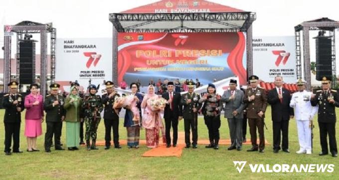 Gubernur Sumatera Utara, Edy Rahmayadi bersama Irjen Pol RZ Panca Putra Simanjuntak (Kapolda Sumut) beserta Forkopimda lainnya, foto bersama usai upacara HUT ke-77 Bhayangkara, di Lapangan Mapolda Sumut, Jalan Sisingamangaraja KM 10,5, Sabtu. (humas)
