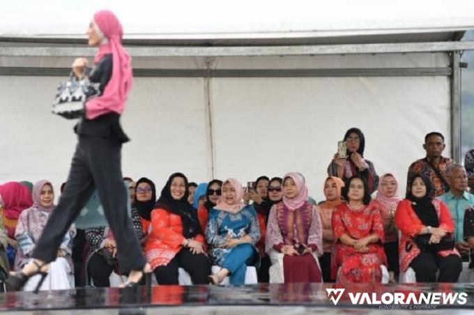 Kain tenun Sumut tampil pada peragaan busana di LIMOFF Lombok 2023. Tampak para model yang menggunakan busana berbahan tenun Sumut bergantian berjalan di catwalk. (humas)