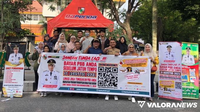 Layanan jemput bola PBB-P2 Bapenda Pekanbaru yang mendatangi lokasi keramaian. (humas)