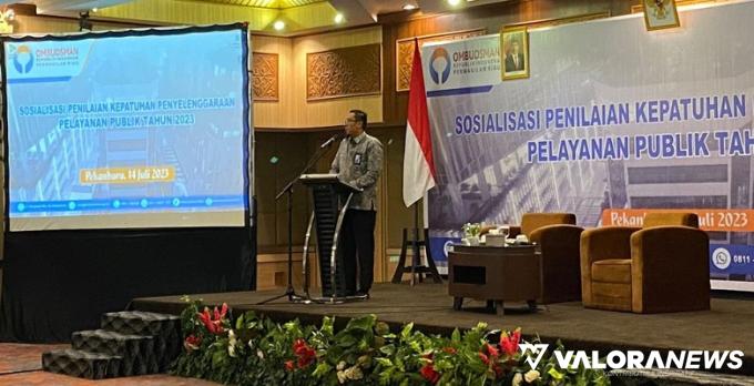 Kepala Perwakilan Ombudsman RI Provinsi Riau, Bambang Pratama saat memberikan sambutan pada sosialisasi penilaian kepatuhan pelayanan publik tahun 2023 di Pekanbaru, Jumat. (humas)