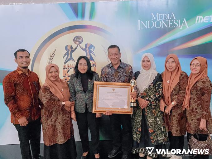 Bupati Pesisir Selatan Rusma Yul Anwar menerima penghargaan (anugerah) KPAI 2023, diserahkan Menteri PP &amp; PA Bintang Prayoga, dan Ketua KPAI Ai Mariati Sholihah, di Jakarta, Kamis (20/07/2023). Foto: Dok Diskominfo Pessel