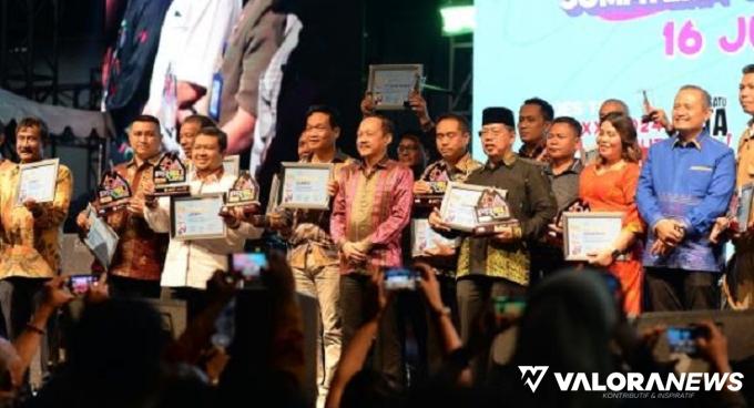 Sekdaprov Sumut, Arief S Trinugroho bersama Dirut PT PPSU, Refli Yuner dan undangan lainnya, saat penutupan PRSU 2023 di Jalan Gatot Subroto, Medan, Senin (17/7/2023) malam. (humas)