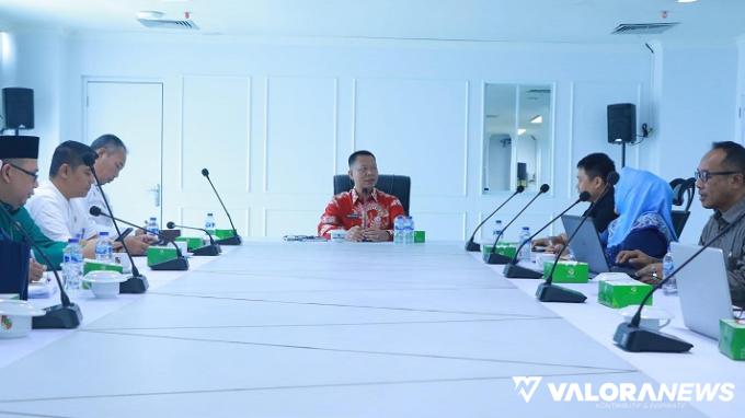 Sekdako Pekanbaru, Indra Pomi Nasution memimpin rapat percepatan jumlah pelanggan PDAM Tirta Siak di Gedung Utama Kompleks Perkantoran Tenayan Raya, Jumat. (humas)