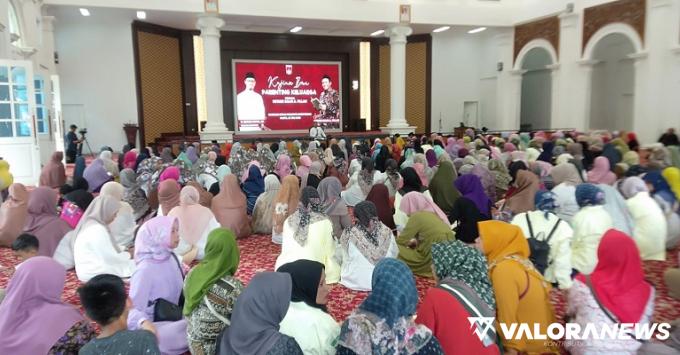Ustadz Salim A Fillah sampaikan Kajian Ilmu Parenting Keluarga di rumah dinas wali kota Bukittinggi, di Belakang Balok, Sabtu. (hamriadi)