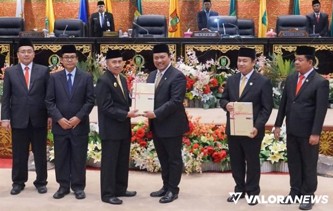 Anggota I BPK, Nyoman Adhi Suryadnyana serahkan opini WTP ke Gubernur Riau, Syamsuar saat penyerahan LHP atas LKPD Provinsi Riau tahun anggaran 2022 di Ruang Rapat Paripurna DPRD Provinsi Riau, Senin. (humas)