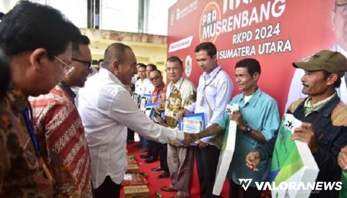 Gubernur Sumut, Edy Rahmayadi serahkan secara simbolis kartu kepersertaan BPJS Tenagakerja pada pekerja kelompok rentan di daerah itu, beberapa waktu lalu. (humas)