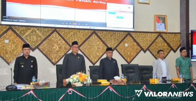 Ketua DPRD Padang, Syafrial Kani didampingi wakil ketua Arnedi Yarmen dan Ilham Maulana serta Ekos Albar (Wawako Padang) saat pembukaan paripurna penyampaian nota pengantar KUA PPAS APBD Padang 2024, Jumat malam.