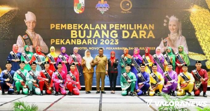 Pj Wali Kota Pekanbaru, Muflihun didampingi Ketua TP-PKK Pekanbaru, Raja Rilla dan staf, foto bersama dengan peserta pembekalan Bujang Dara Tahun 2023, di Pekanbaru, Senin. (humas)