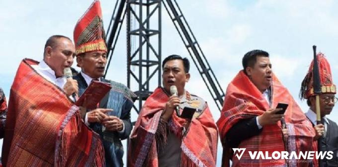 Gubernur Sumatera Utara, Edy Rahmayadi mengenakan Ulos Holong bersama Ketua Umum Parna Indonesia, Cornel Simbolon, Irjen RZ Panca Putra Simanjuntak (Kapolda Sumut) menyanyikan lagu &#039;O Tano Batak,&#039; pada kegiatan Pesta Syukuran Parna Indonesia di Samosir, S