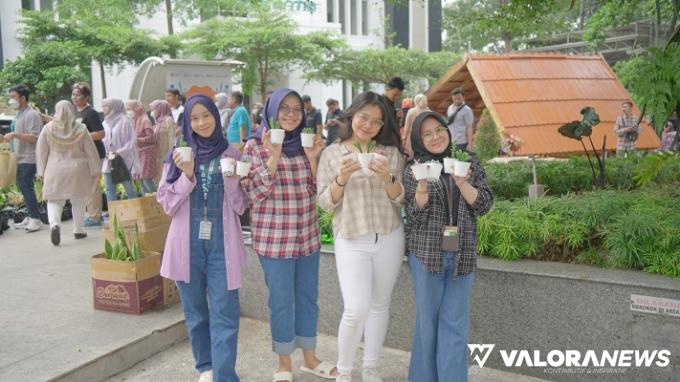 Karyawan Bio Farma melakukan penukaran botol plastik bekas dengan tanaman hias dan tanaman sukulen, di Desa Mayangan, Kabupaten Subang, Jawa Barat. (humas)