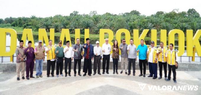 Sebanyak 24 Anggota Komisi V anggota DPR RI, foto bersama usai meninjau revitalisasi Danau Bokuok di Desa Aur Sati Kecamatan Tambang, Jumat. (humas)
