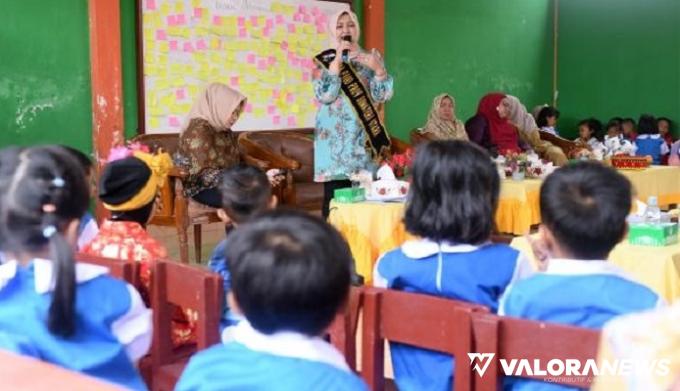 Bunda Paud Sumut, Nawal Lubis, saat mengunjungi SD Negeri 060874 Jalan Ibrahim Umar dan juga TK Pembina Negeri 1 Medan, Jalan Guru Sinumba, Medan di hari pertama masuk sekolah tahun ajaran 2023/2024, Senin. (humas)