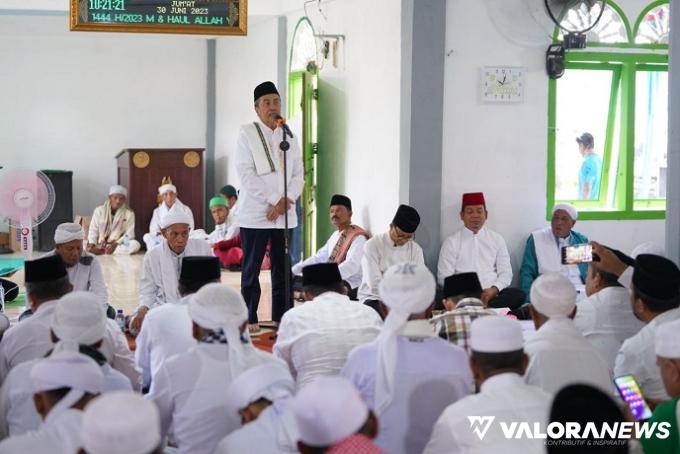 Gubernur Riay, Syamsuar saat menghadiri Haul Allah Yarham Syekh Ma&#039;sum Tambusai ke-62 di Dusun Surau Suluk Tariqat Naqsabandiyah, Kuala Tambusai, Desa Sungai Kumango, Kecamatan Tambusai, Rokan Hulu (Rohul), Jumat.  (humas)