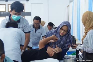 Salah seorang orang tua, tampak berusaha menenangkan anaknya yang menjalani proses sunat di kegiatan khitan massal yang digelar PT Timah Tbk di Kota Pangkalpinang, Sabtu pagi. (humas)