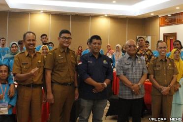 Sekda Agam, Edy Busti bersama Kepala Disparpora, Syatria foto bersama dengan pemateri dan peserta Pelatihan Pemasaran Digital di Lubukbasung, Rabu. (humas)
