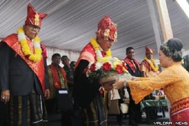 Gubernur Sumut, Edy Rahmayadi menerima buah dan sayur dari peserta pawai Festival Buah dan Bunga Tanah Karo 2023 di Berastagi, Kabupaten Karo, Sumut, Jumat. (humas)