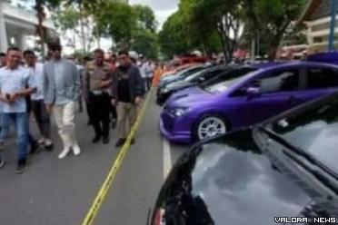 Wako Bukittinggi, Erman Safar berkeliling melihat mobil hyundai yang telah dimodifikasi di ajang Bang Wako Auto Contest 2023, Ahad. (hamriadi)
