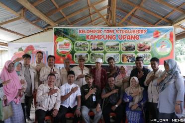 Direktur Buah dan Florikultura (Buflo) Dirjen Hortikultura Kementerian Pertanian RI, Liferdi Lukman, foto bersama dengan pegiatan petani organik usai berkunjung ke Jorong Kubu Nagari Padang Laweh, Jumat. (humas)